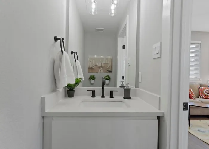 A La Mode 2bd Townhouse 7th St Walkable *