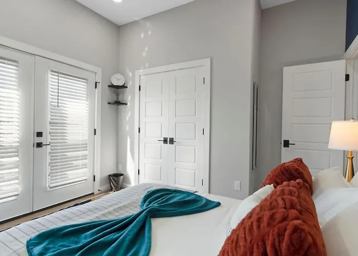A La Mode 2bd Townhouse 7th St Walkable *